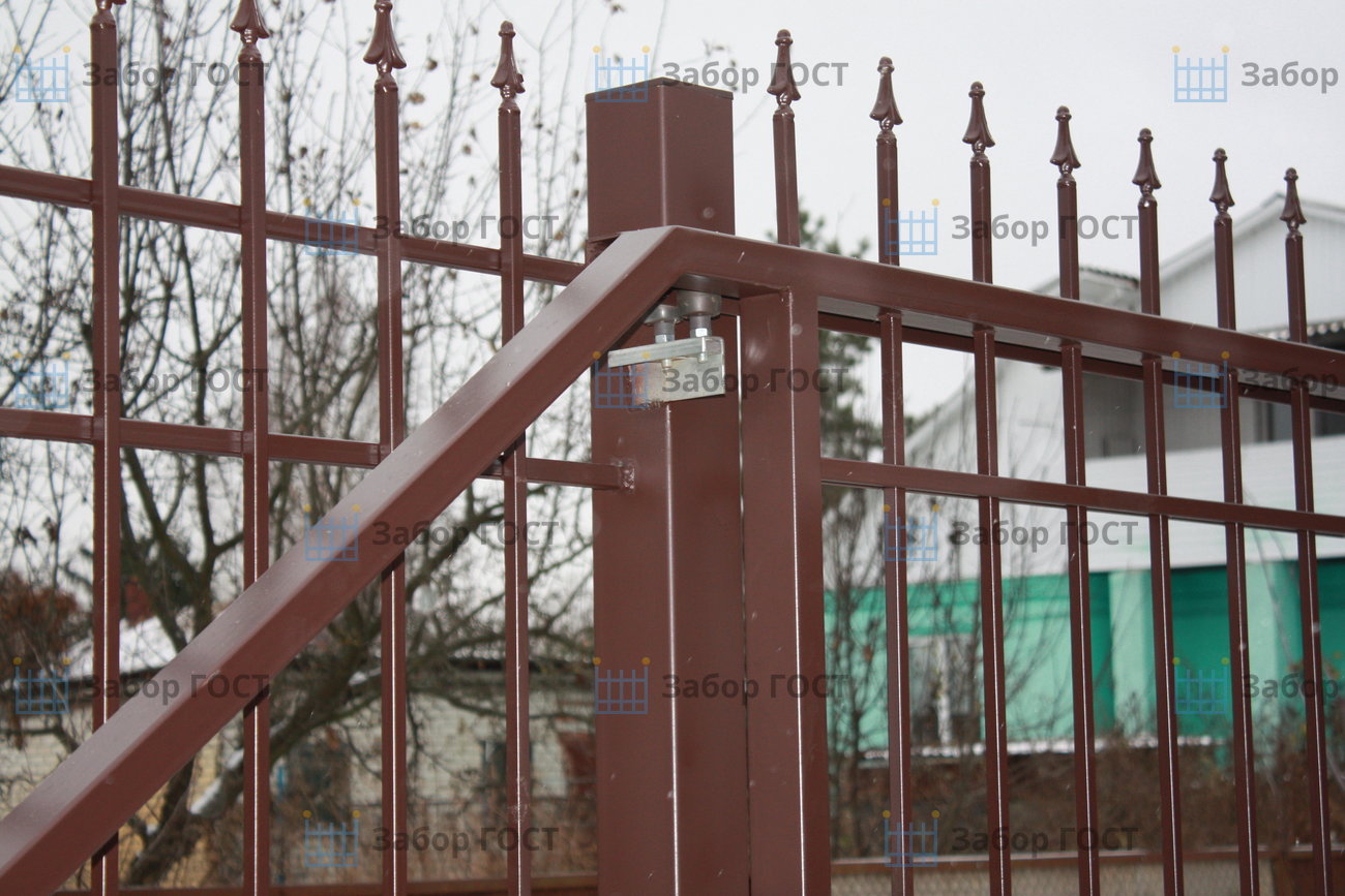 фото верхнего кронштейна установленного на подающем столбе удерживающего ворота по вертикали