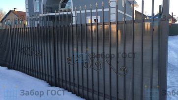 Кованый забор с поликарбонатом